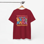 Bordeauxrood T-shirt met ronde hals en multikleur print voorop, aan hangertje