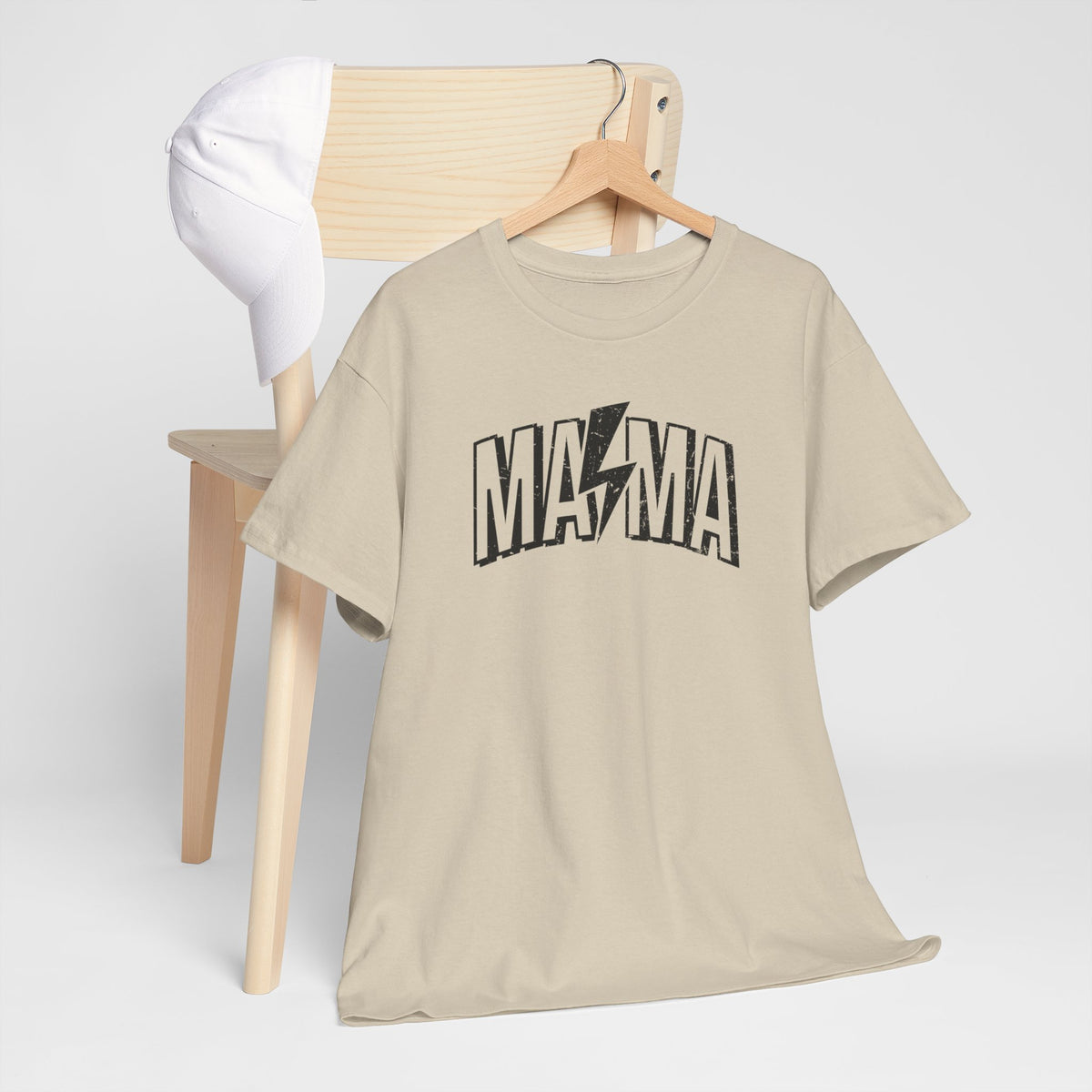Beige T-shirt aan houten hanger met zwarte “MAMA”-print op de borst