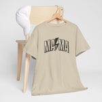 Beige T-shirt aan houten hanger met zwarte “MAMA”-print op de borst