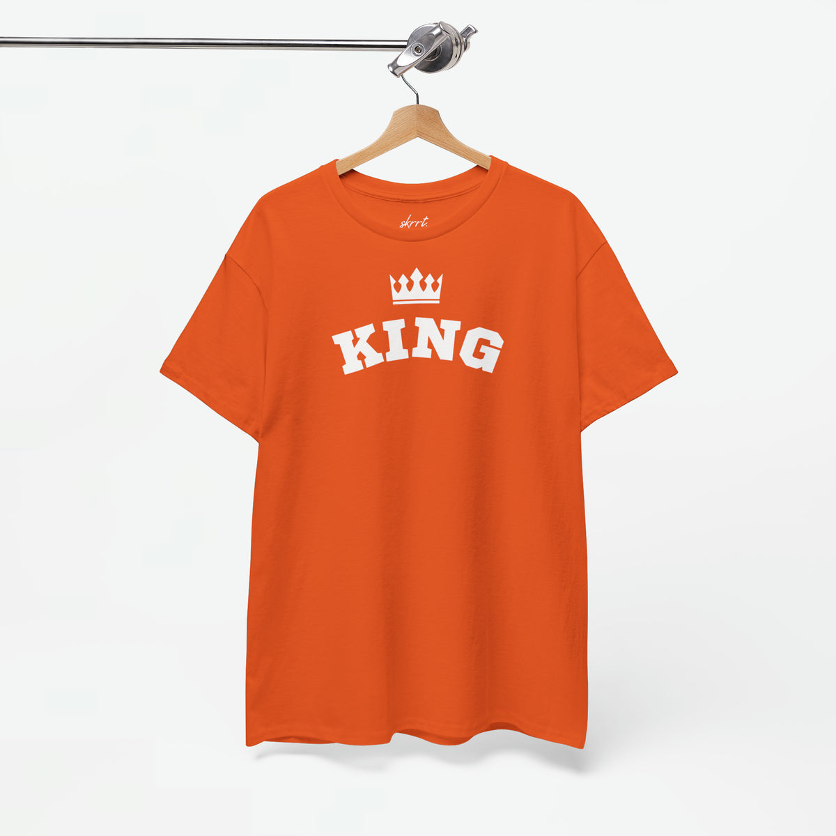 Oranje T-shirt aan hanger met frontprint “KING” en kroon