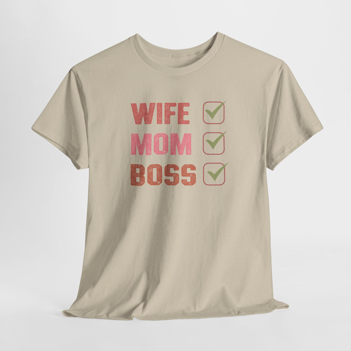 Sandkleurige t-shirt met opdruk 'WIFE MOM BOSS' en groene vinkjes
