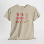 Sandkleurige t-shirt met opdruk 'WIFE MOM BOSS' en groene vinkjes