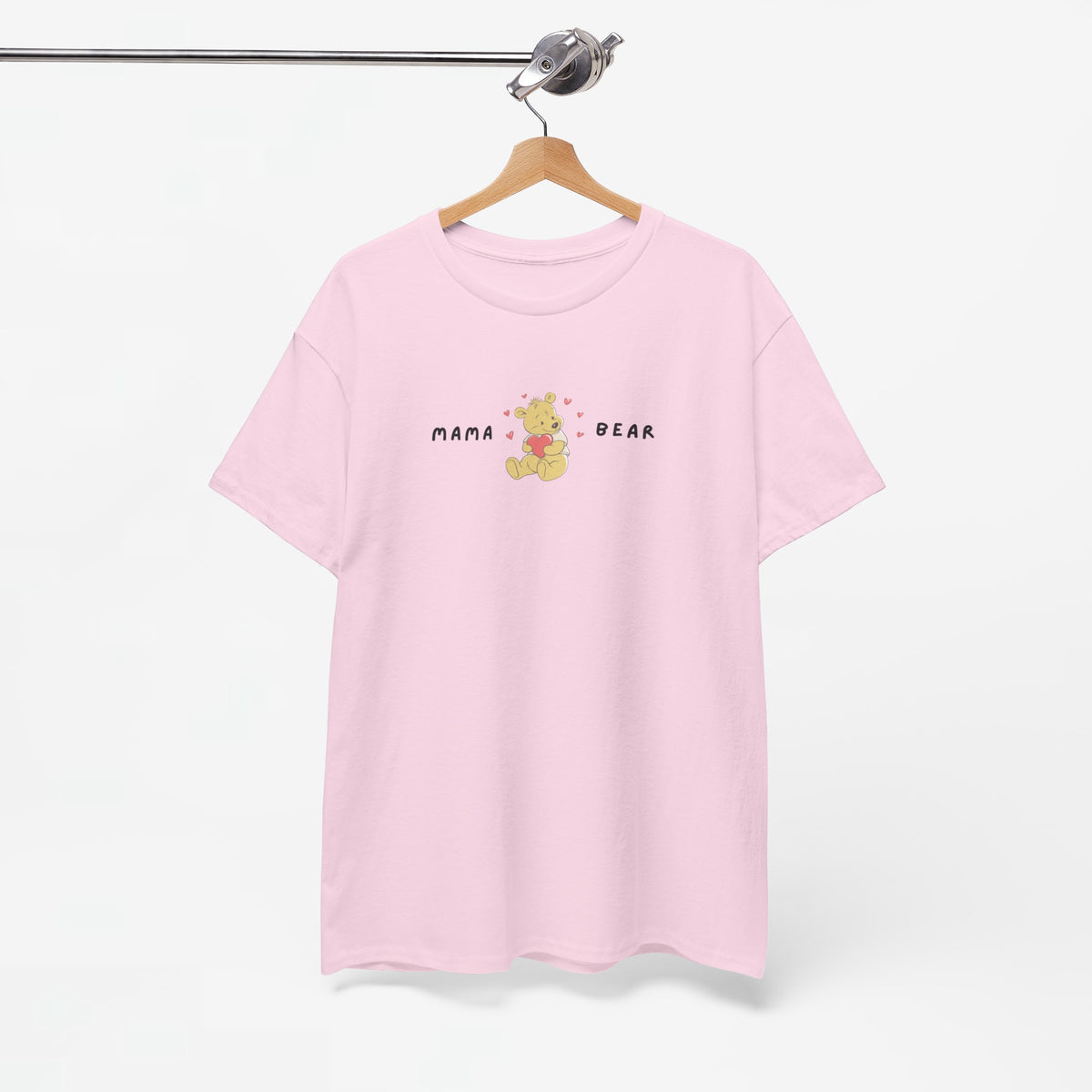 Roze T-shirt aan hanger met borstprint “MAMA” en berenfiguur.