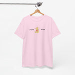Roze T-shirt aan hanger met borstprint “MAMA” en berenfiguur.