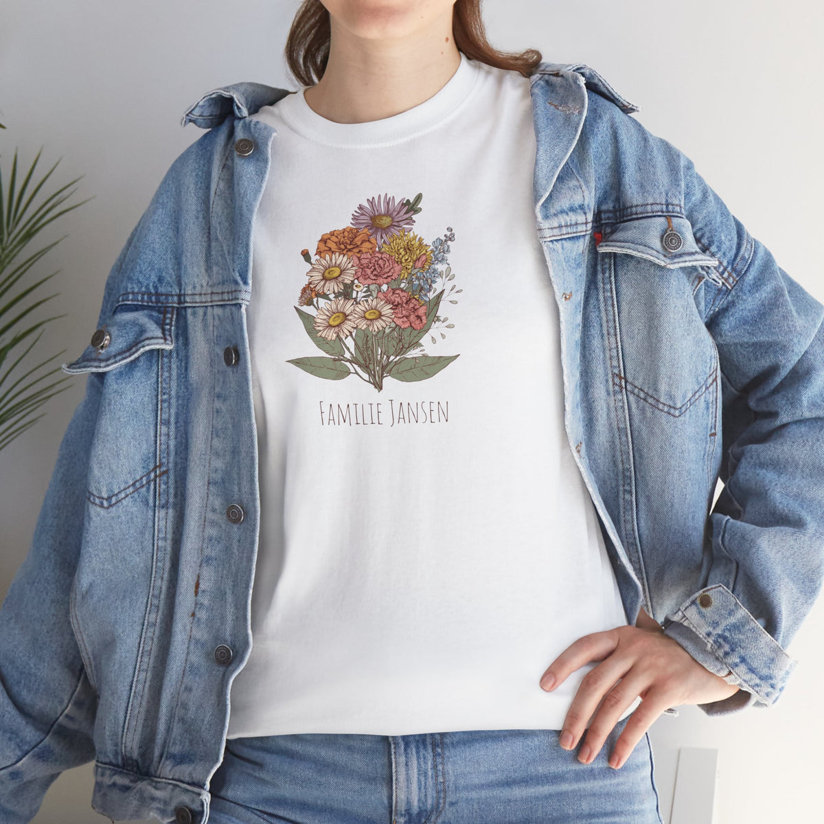 Wit t-shirt met bloemenboeketprint en tekstprint, gedragen onder een spijkerjack