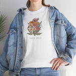 Wit t-shirt met bloemenboeketprint en tekstprint, gedragen onder een spijkerjack