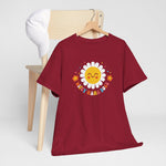 Wijnrode t-shirt met zon- en bloemenprint, plat op een houten standaard