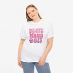 Wit oversized t-shirt met roze “BESTE MAMA Ooit”-opdruk bij een model