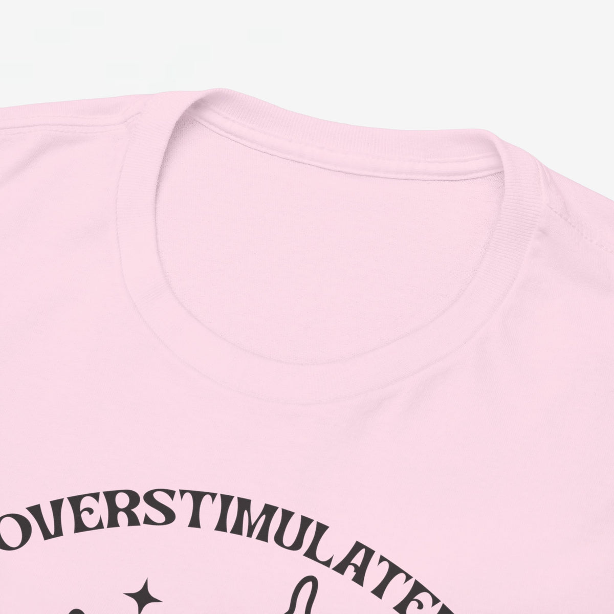 Roze T-shirt close-up van ronde halsboord en zachte stof