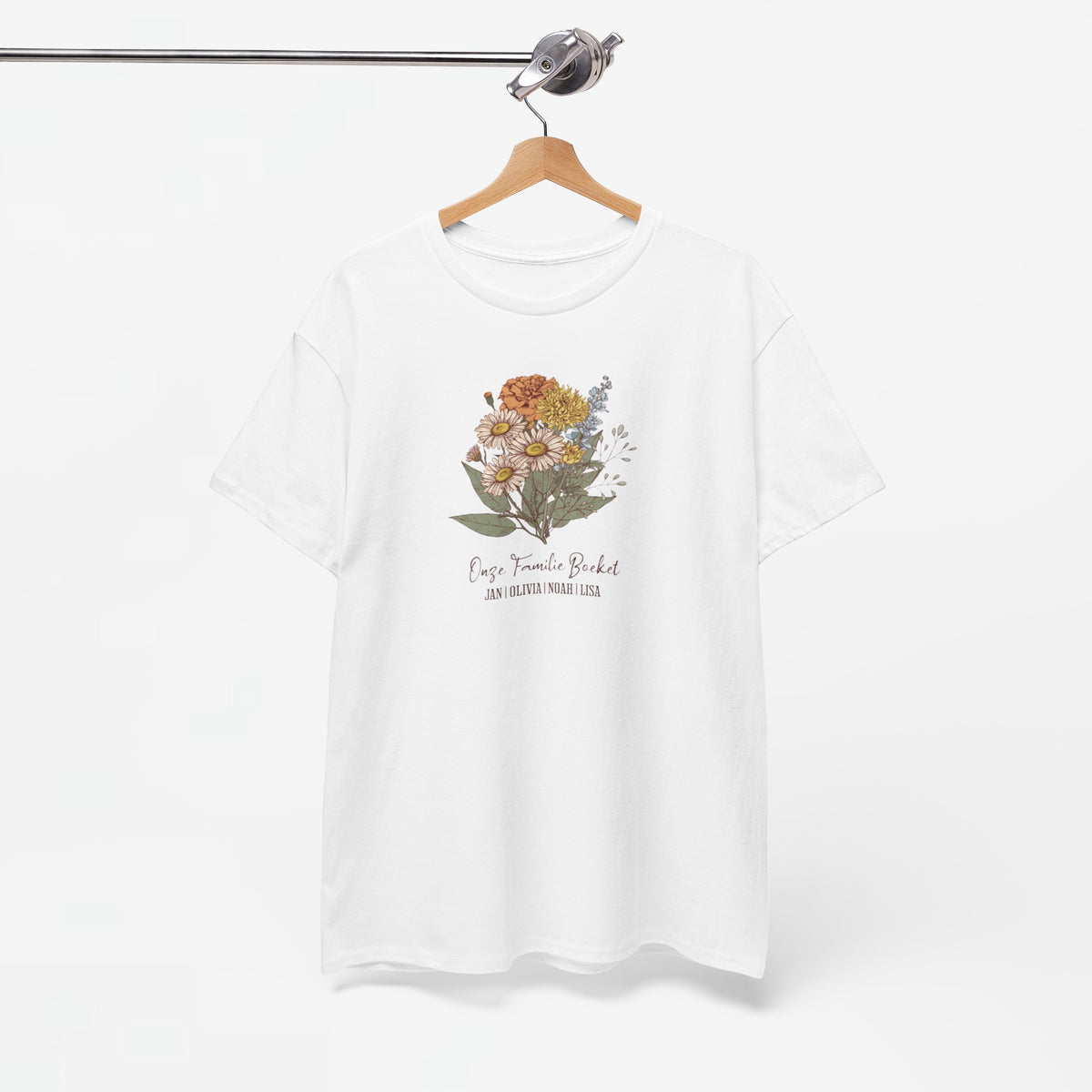 Gepersonaliseerd moederdag T-shirt wit met bloemenboeketprint, aan hanger