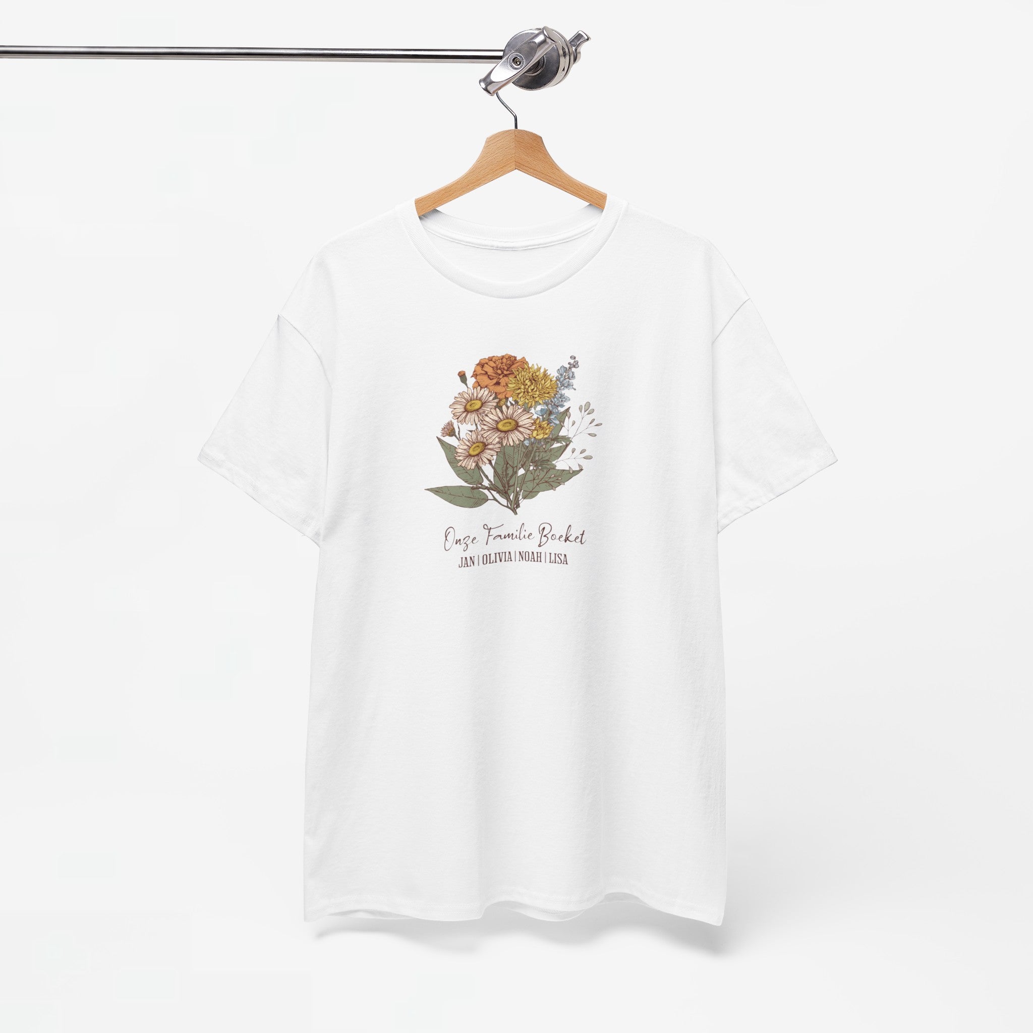 Gepersonaliseerde Moederdag Mama Cadeau - T-shirt - Ons familieboeket met namen en geboortemaand bloemen
