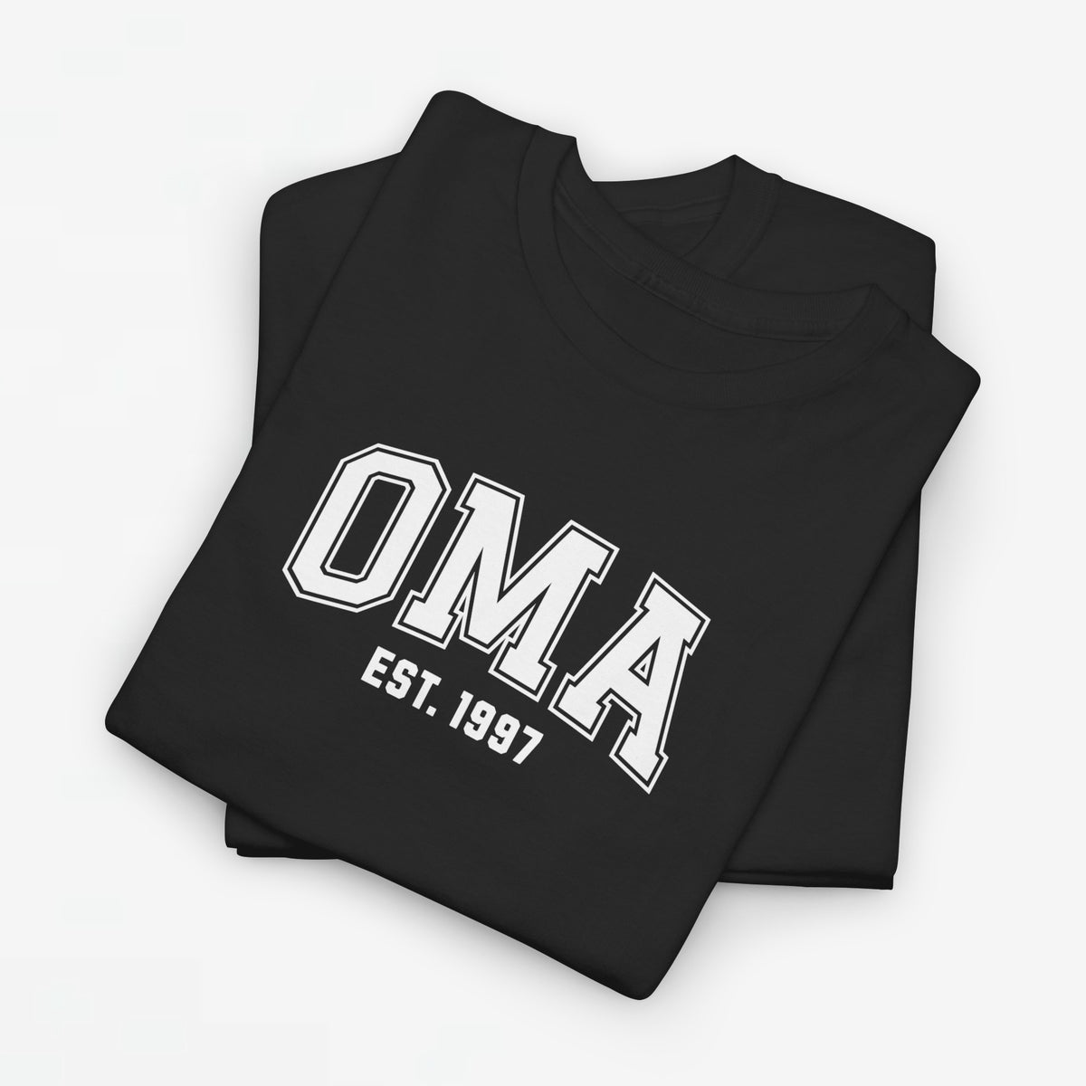Geperonaliseerd t-shirt met OMA-print en EST 1997, zwart (gestapeld)