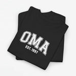 Geperonaliseerd t-shirt met OMA-print en EST 1997, zwart (gestapeld)