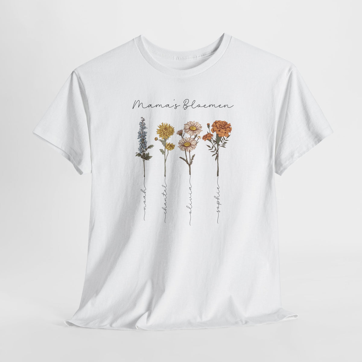 Wit T-shirt met bloemenprint en “Mama's Bloemen” op de voorkant.