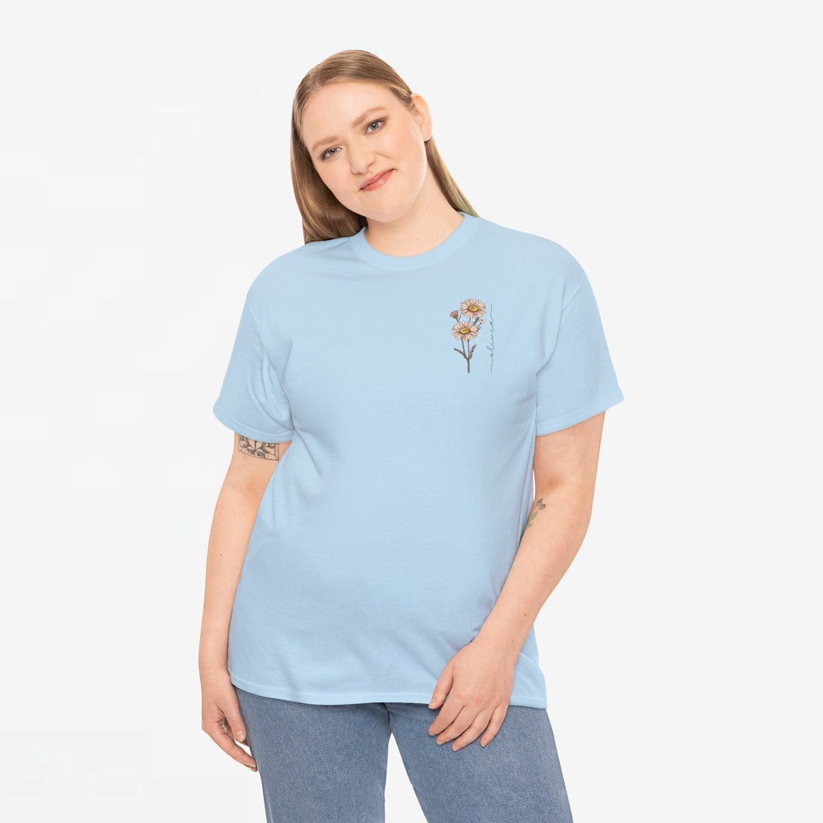 T-shirt lichtblauw met kleine bloemenprint op de borst, gedragen