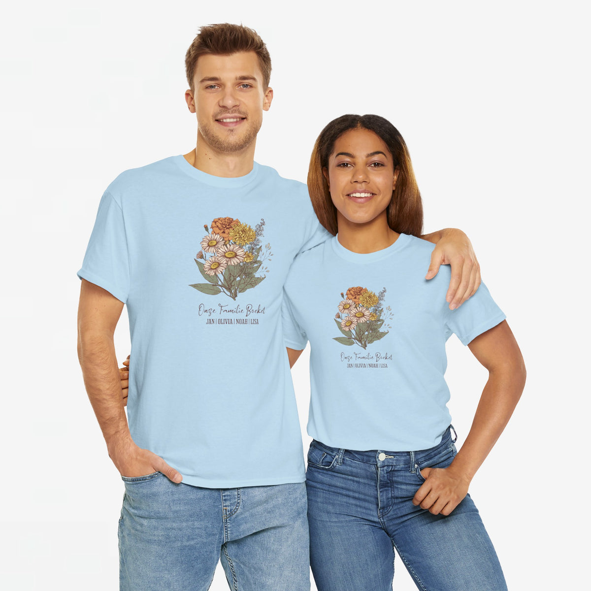 Lichtblauw T-shirt met bloemboeketprint op borst, ronde hals, korte mouwen.