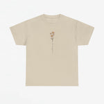 Zandkleurig T-shirt met kleine bloemprint op de borst, ronde hals
