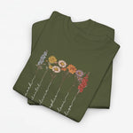 Legergroen t-shirt met bloemenprint en witte sierlijke namen, front opgevouwen