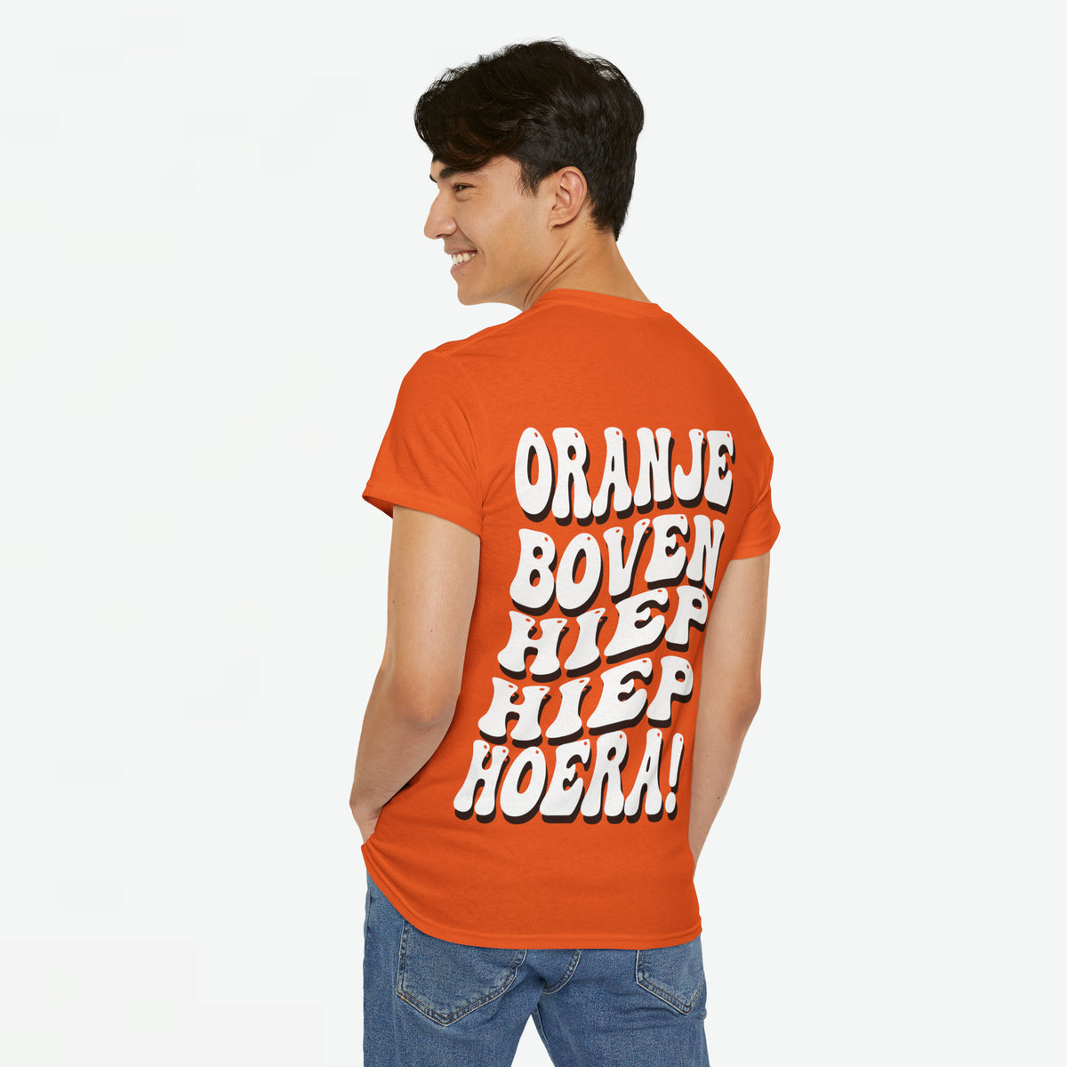 Oranje T-shirt met grote tekstprint achter: 'ORANJE BOVEN HIEP HOERA!'