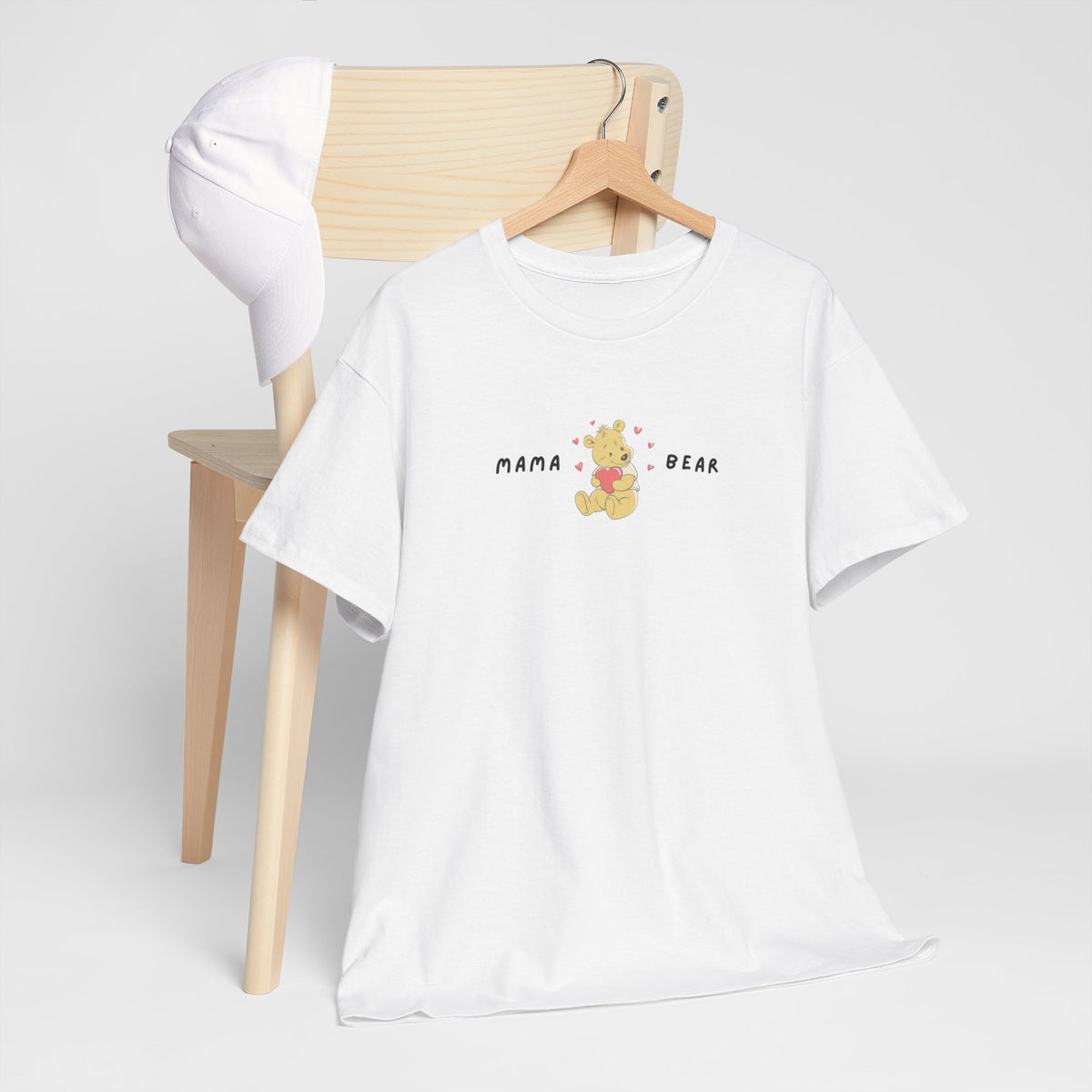 Witte oversized T-shirt met Mama Bear-print op de borst, aan houten hanger