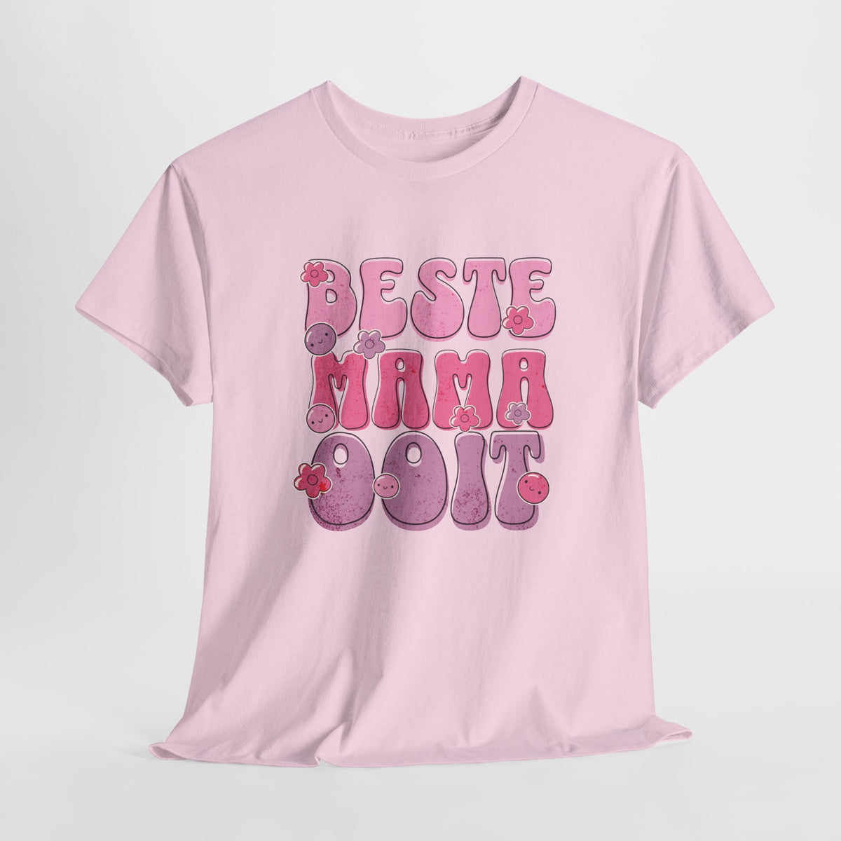 Roze T-shirt met 'Beste Mama Ooit' opdruk in roze en paars met dieren en bloemen.
