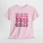 Roze T-shirt met 'Beste Mama Ooit' opdruk in roze en paars met dieren en bloemen.
