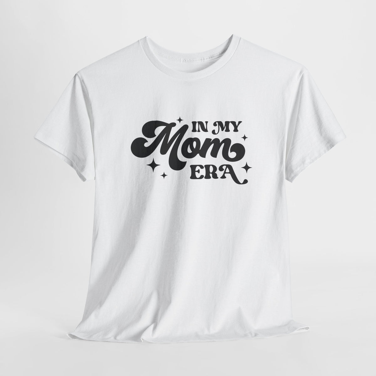 Wit oversized T-shirt met grote zwarte tekstprint “In My Mom Era” gecentreerd.