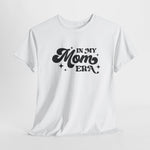Wit oversized T-shirt met grote zwarte tekstprint “In My Mom Era” gecentreerd.