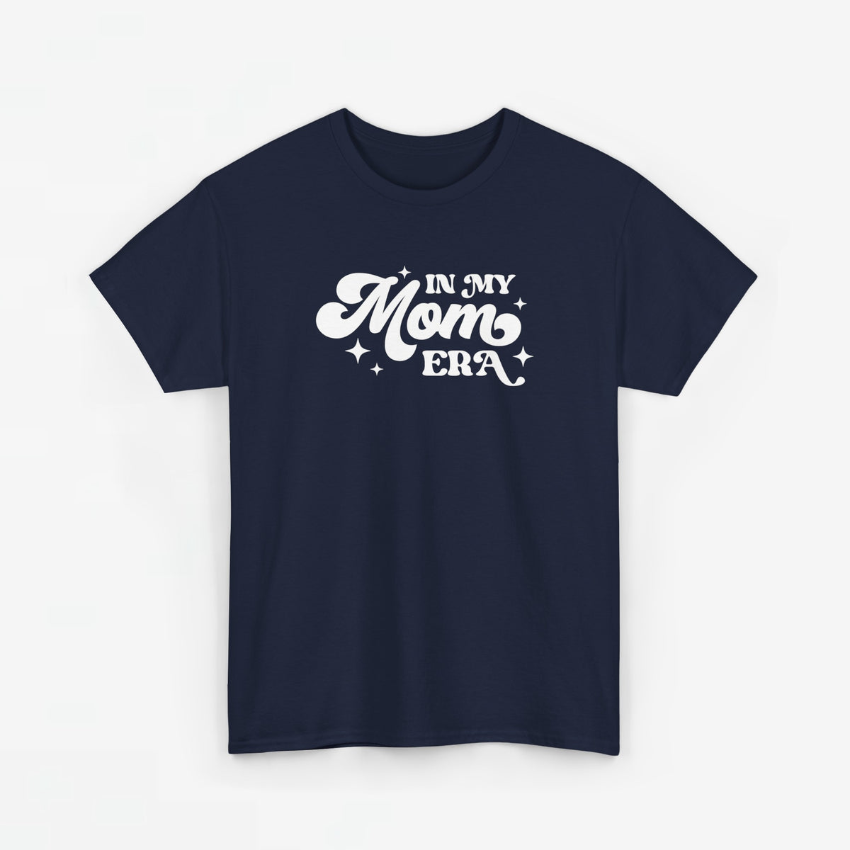 Donkerblauwe t-shirt met ronde hals en witte tekst “In My Mom ERA” op de borst.