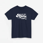 Donkerblauwe t-shirt met ronde hals en witte tekst “In My Mom ERA” op de borst.