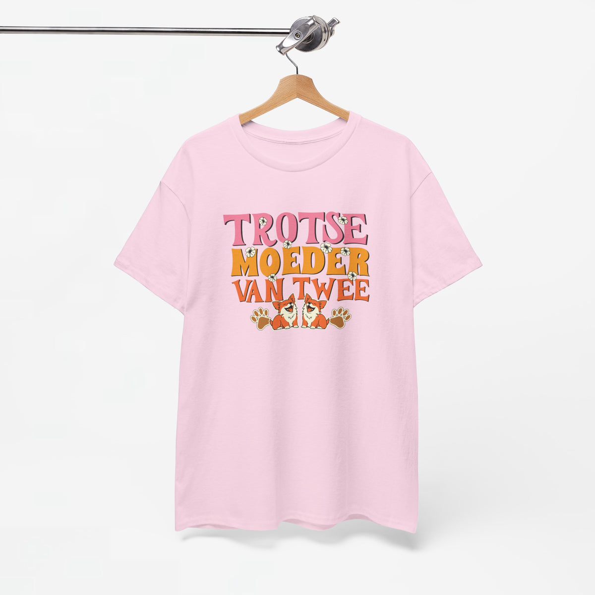Roze T-shirt aan hanger met borstprint 'Trots(e) moeder van twee'