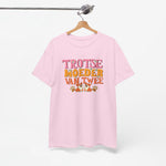 Roze T-shirt aan hanger met borstprint 'Trots(e) moeder van twee'