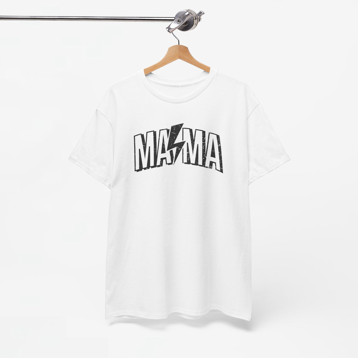 Wit T-shirt met MA$MA-print, aan houten hanger.