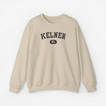Beige trui met ronde hals en borstprint “KELNER” met ronde “NL”-logo
