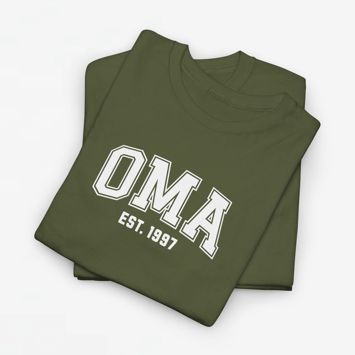 Geperonaliseerd t-shirt met OMA-print en EST 1997, legergroen (gestapeld)