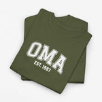 Geperonaliseerd t-shirt met OMA-print en EST 1997, legergroen (gestapeld)
