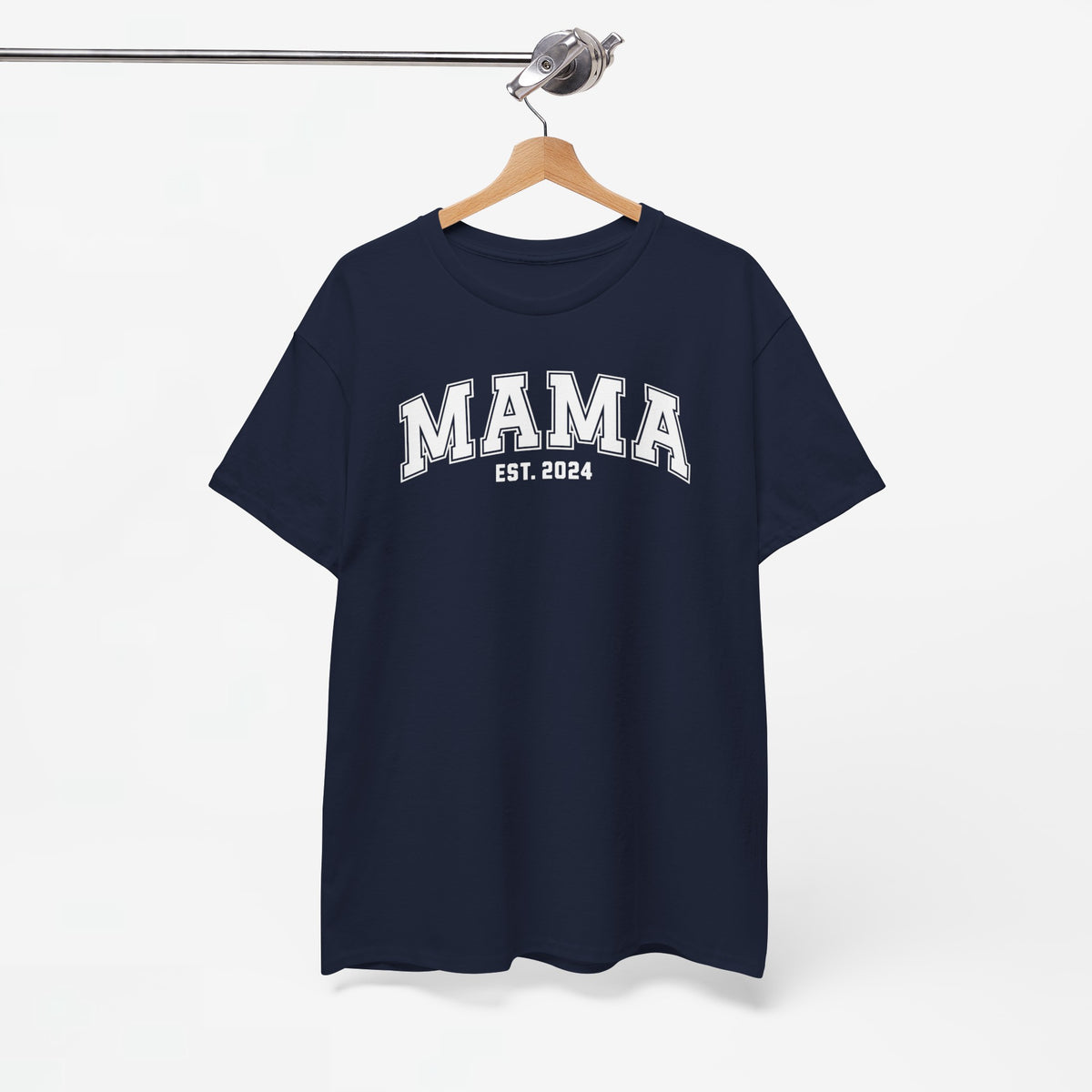 Donkerblauw Mama T-shirt met “MAMA” en “EST. 2024” borstprint, aan kleerhanger