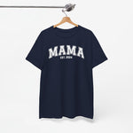 Donkerblauw Mama T-shirt met “MAMA” en “EST. 2024” borstprint, aan kleerhanger