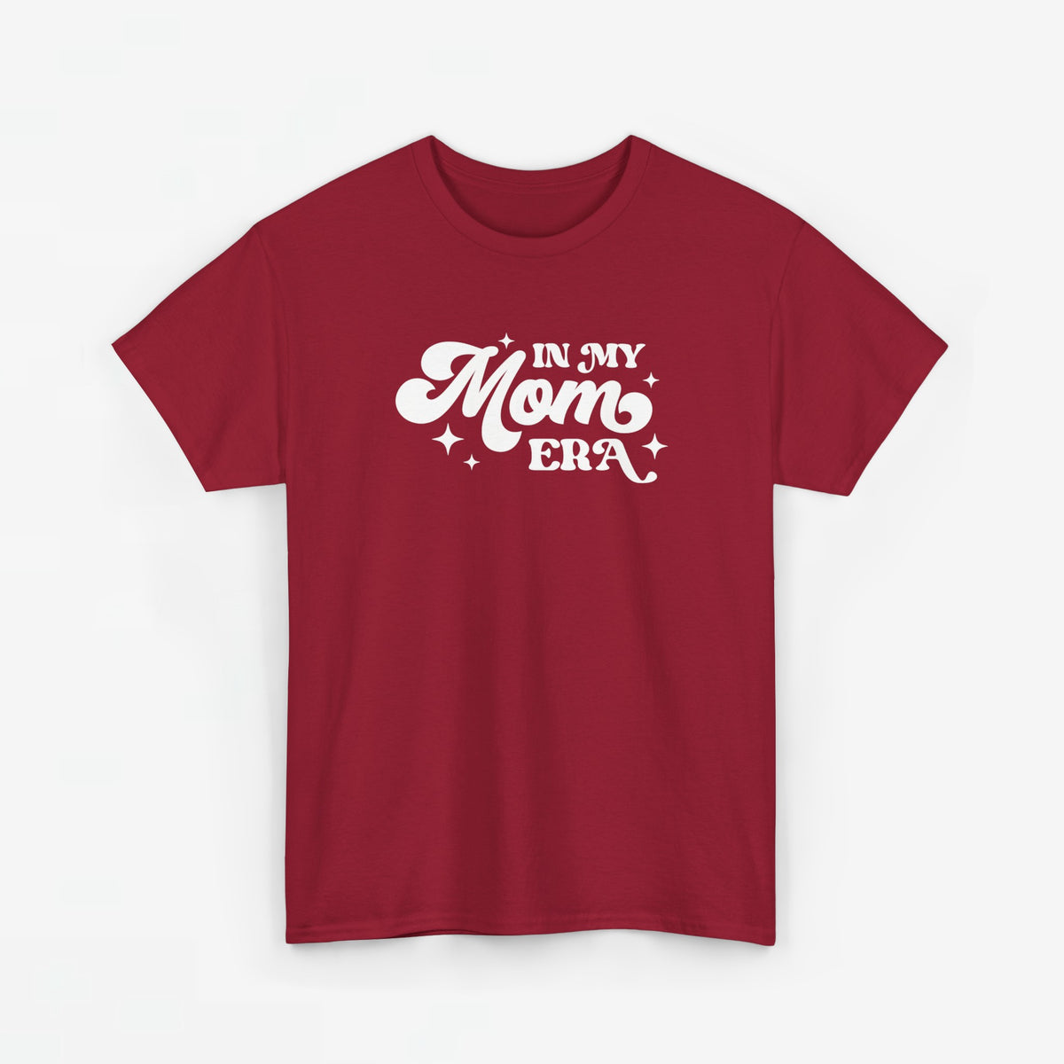 Rood oversized T-shirt met witte opdruk “In My Mom Era” op borst