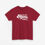 Rood oversized T-shirt met witte opdruk “In My Mom Era” op borst