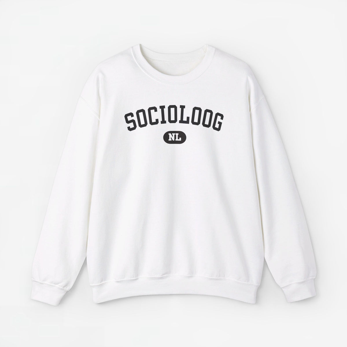 Witte trui met ronde hals en 'SOCIOLOOG' print met NL-logo op borst.