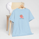 Lichtblauwe T-shirt aan kleerhanger, ronde hals en korte mouwen, aardbei-logo “Beste Mama”.