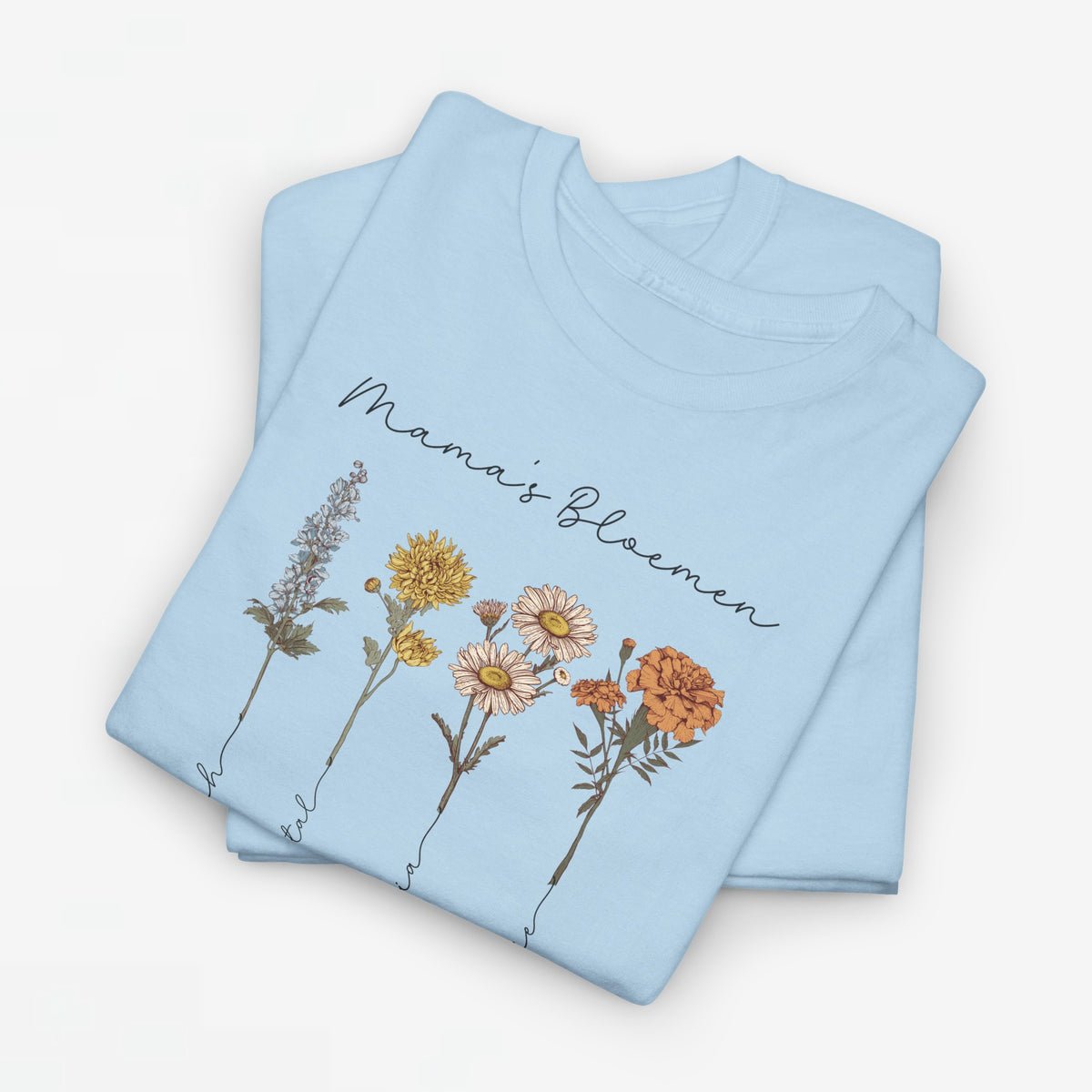 Lichtblauw T-shirt met bloemenprint en cursieve tekst Mama’s Bloemen