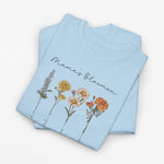 Lichtblauw T-shirt met bloemenprint en cursieve tekst Mama’s Bloemen