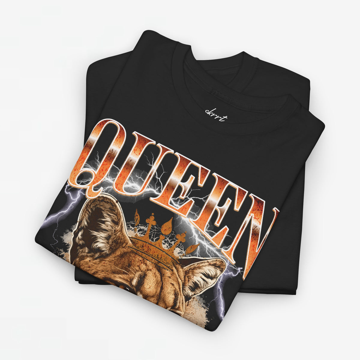 Zwarte T-shirt met leeuwenkopprint en Queen-tekst, schuin opgevouwen