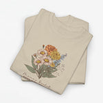 Beige T-shirt met grote bloemenboeketprint op de borst en kleine siertekst onderaan