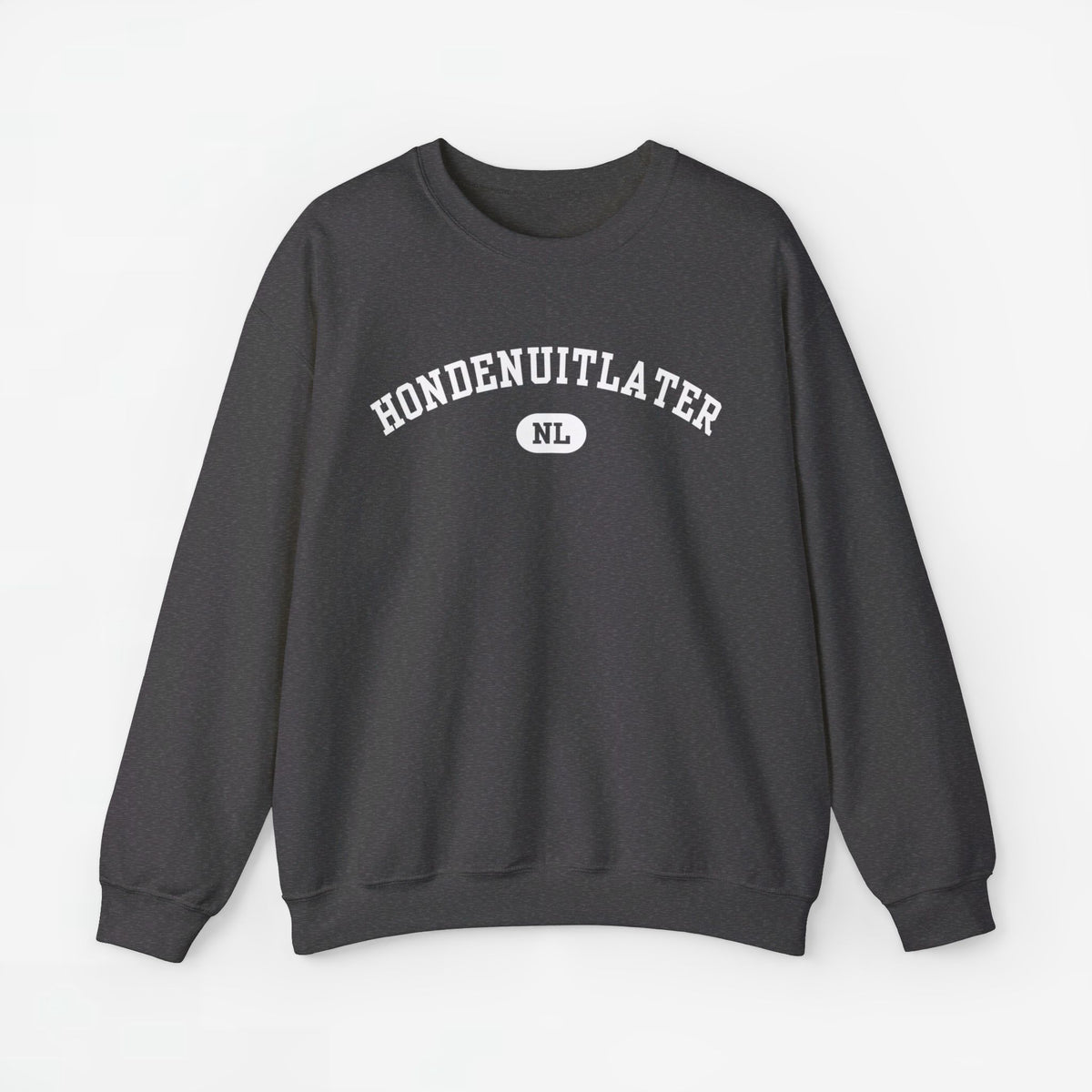 Donkergrijze sweater met ronde hals en print 'HONDENUITLATTER' met NL-embleem.
