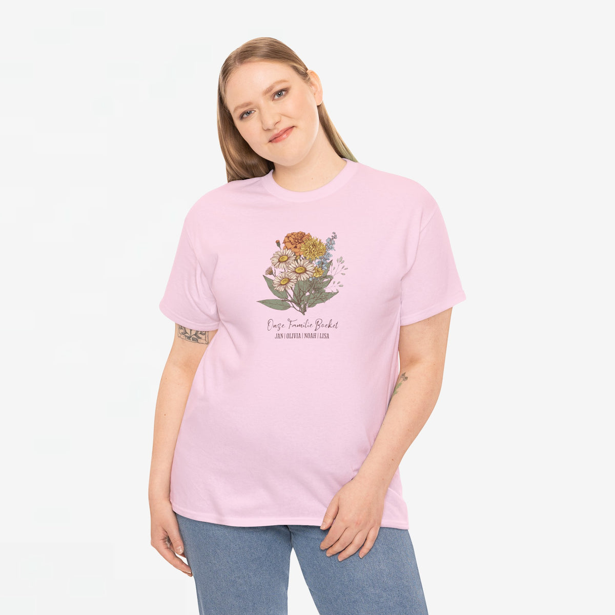Roze T-shirt met bloemboeketprint op borst, korte mouwen, gedragen door model.