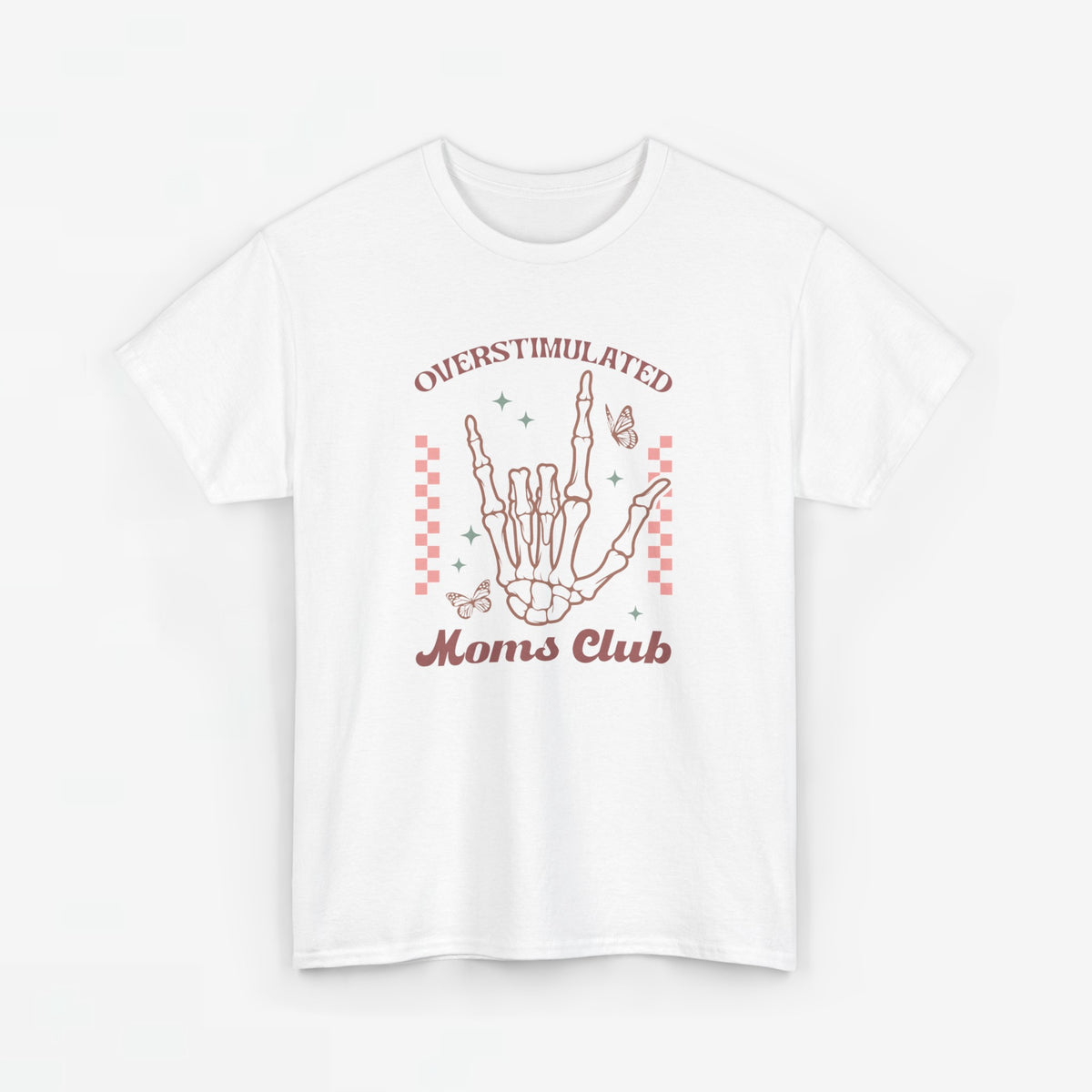 Witte t-shirt met handenillustratie en rode tekst Moms Club op de borst.