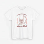 Witte t-shirt met handenillustratie en rode tekst Moms Club op de borst.